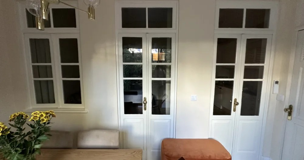 Original glazed French doors between the rooms